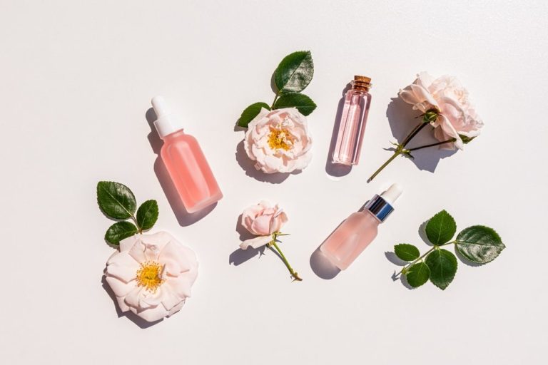 رفع چروک صورت با گلاب - آیا روش صحیحی است؟