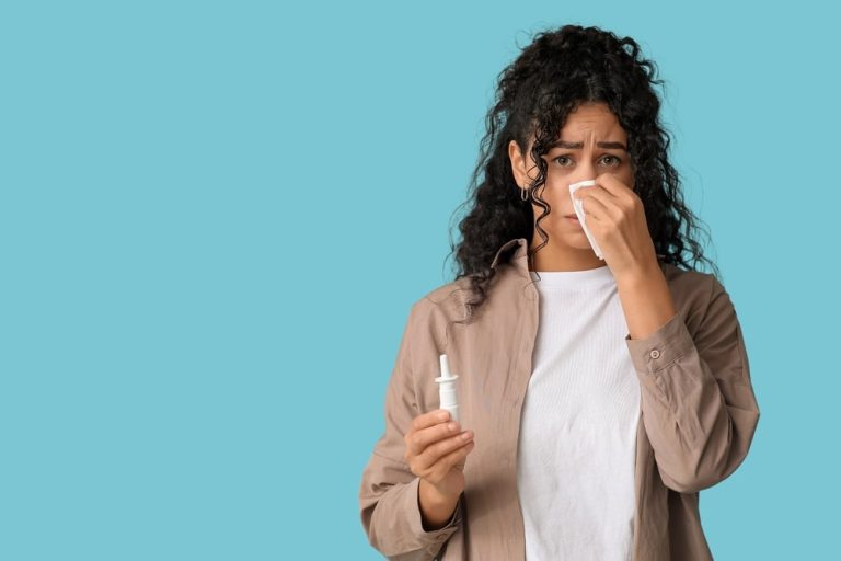 راهنمای کامل استفاده از اسپری بینی فلوتیکازون برای آلرژی + عوارض