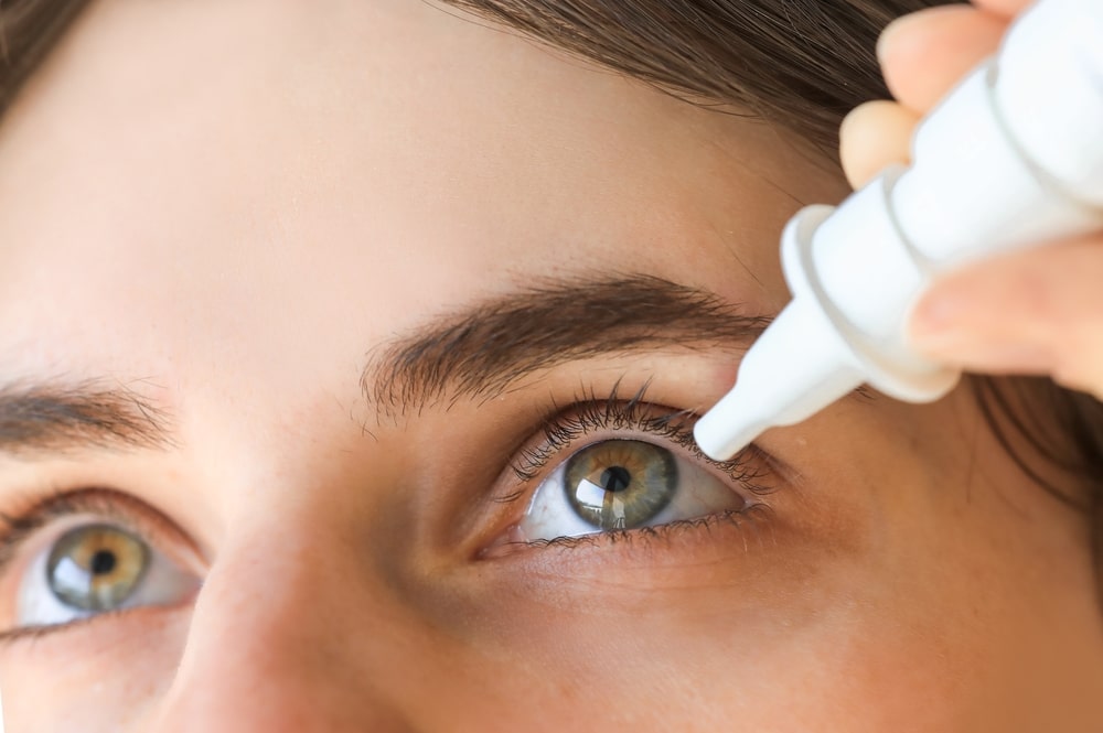 نحوه صحیح استفاده از قطرههای چشمی
